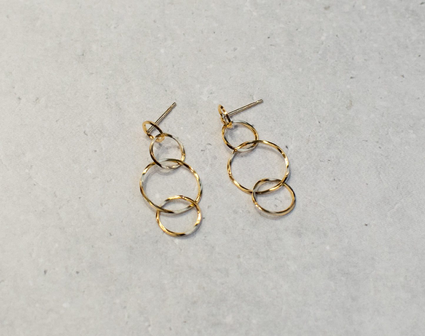 華やかなゴールドピアス